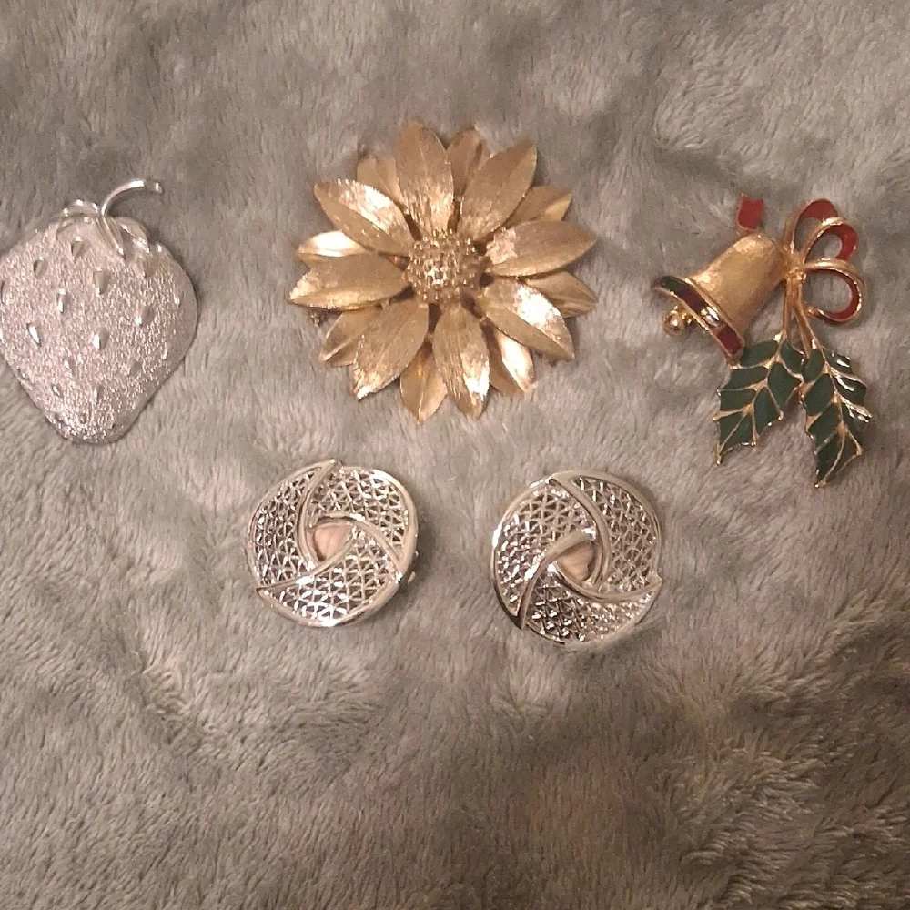 Sarah Coventry Gold and Silver Tone Brooch Set